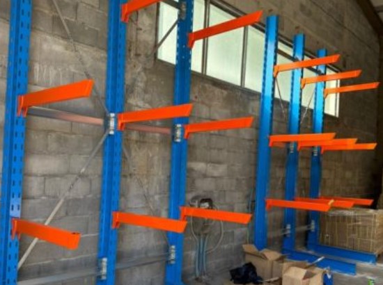 Regały na długie elementy – co warto wiedzieć przed zakupem i montażem